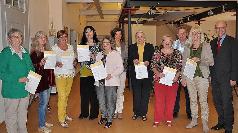 Landrat Wilhelm Schneider (rechts) und Susanne Volkheimer, Geschäftsführerin von &bdquo;Haßberge Tourismus&rdquo;, gratulierten im Bürgerzentrum in Hofheim den Empfängern der Urkunden der &bdquo;DTV-Sterne-Zertifizierung&rdquo;, die drei, vier oder fünf Sterne als Auszeichnung für ihre Ferienunterkunft erhalten hatten.