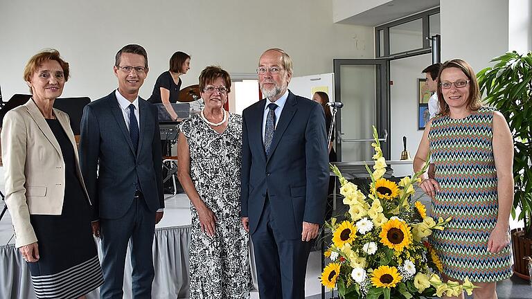 Der scheidenden Schulleiterin des Olympia-Morata-Gymnasiums, Edith Kaminski (Dritte von links), wünschten für ihren neuen Lebensabschnitt die Ministerialbeauftragte Monika Zeyer-Müller, OB Sebastian Remelé, Ulrich Wittmann (Rathenau-Schulen) und stellvertretende Schulleiterin Christina King (von links) alles Gute. Foto Helmut Glauch