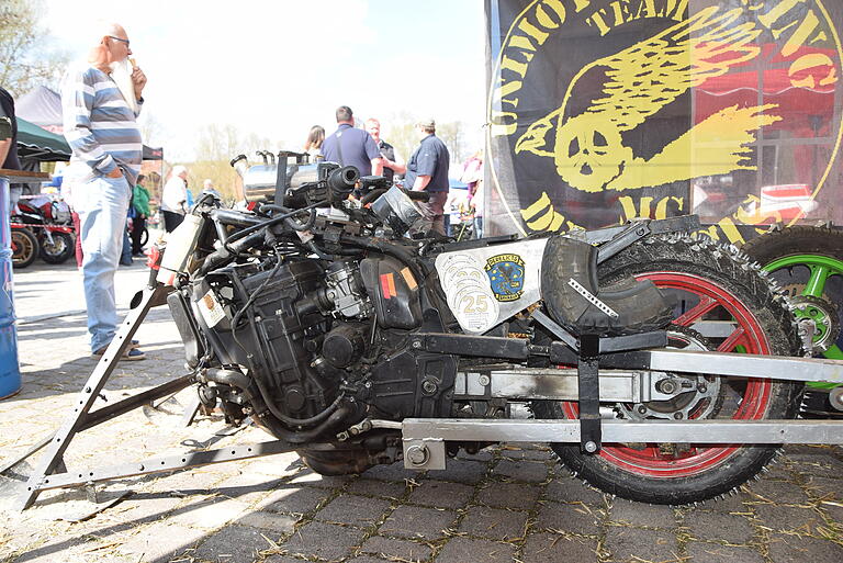 Da fehlt doch was! Mit dem Einrad-Motorrad werden spektakuläre Beschleunigungsrennen gefahren. Da fehlt doch was! Mit dem Einrad-Motorrad werden spektakuläre Beschleunigungsrennen gefahren.