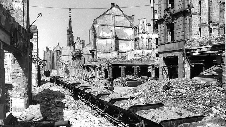 Die Stadt in Trümmern:&nbsp;Vor dem Hintergrund der Zerstörung Würzburgs 1945 würdigt der Würzburger Friedenspreis seit 25 Jahren Menschen und Gruppen, die sich für die friedliche und zivile Beilegung von lokalen, nationalen und internationalen Konflikten einsetzen und zum Abbau von Feindbildern beitragen.