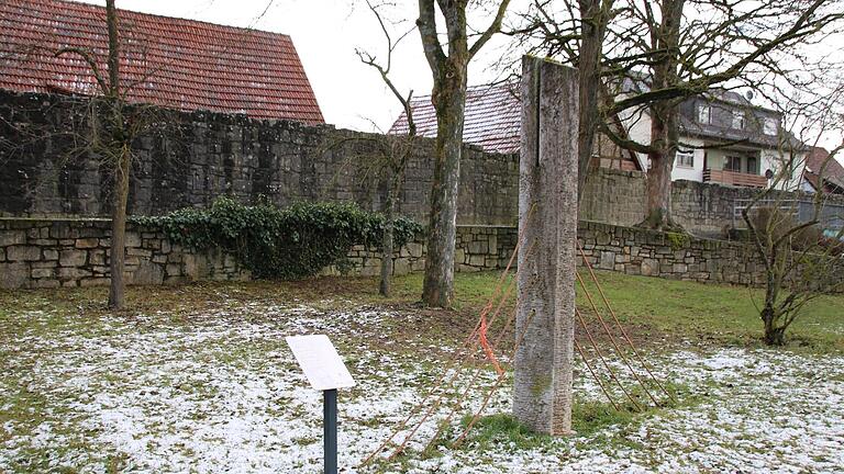 Am Parkplatz Oberes Tor steht eine der 18 Skulpturen, die beim Bildhauer-Symposium 2008 entstanden sind. Die Kunstwerke nebst den Schildern sollen jetzt aufgemöbelt werden. Thomas Malz       -  Am Parkplatz Oberes Tor steht eine der 18 Skulpturen, die beim Bildhauer-Symposium 2008 entstanden sind. Die Kunstwerke nebst den Schildern sollen jetzt aufgemöbelt werden. Thomas Malz