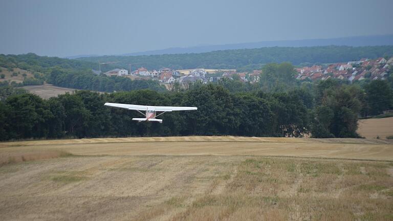 Am Donnerstag um 10.50 Uhr ist die Cessna abgehoben: Das Leichtflugzeug war am Dienstagnachmittag auf einem Acker bei Stadtlauringen notgelandet.