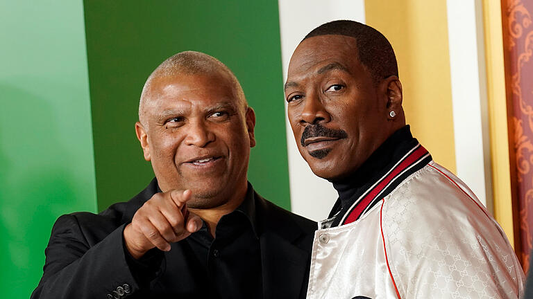 LA-Premiere-von--Candy-Cane-Lane-.jpeg       -  Liebt Weihnachtsfilme, spielt nun selbst in einem mit: Eddie Murphy (rechts), hier mit Regisseur Reggie Hudlin.