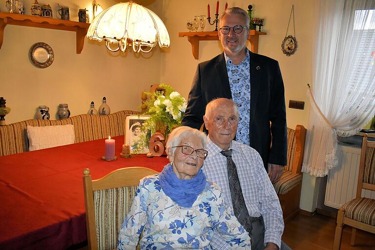 Das Ehepaar Hannelore und Adelbert Schmitt zusammen mit Bürgermeister Klaus Schenk Das Ehepaar Hannelore und Adelbert Schmitt zusammen mit Bürgermeister Klaus Schenk