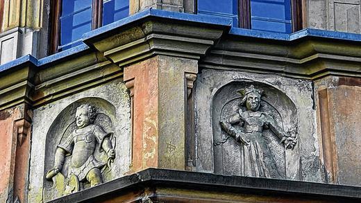 Markant: Am Erker sind Wappen, Darstellungen von Rittern und eine Königin in Ketten zu sehen. Markant: Am Erker sind Wappen, Darstellungen von Rittern und eine Königin in Ketten zu sehen.