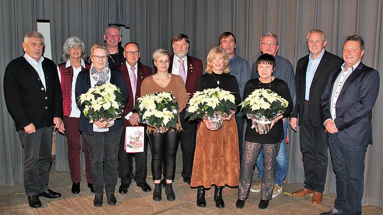 Ehrungen beim SV Sömmersdorf: (von links) 2. Bürgermeister Ewald Schirmer, Roswitha Garbe, Petra Seuffert, 3. Bürgermeister Manfred Peter, Heinz Christ, Johanna Kippes, Roland Nöth, Veronika Büttner, Wolfgang May, Sylvia Kippes, Martin Krückel, 1. Bürgermeister Arthur Arnold und 1. Vorsitzender Peter Keller.