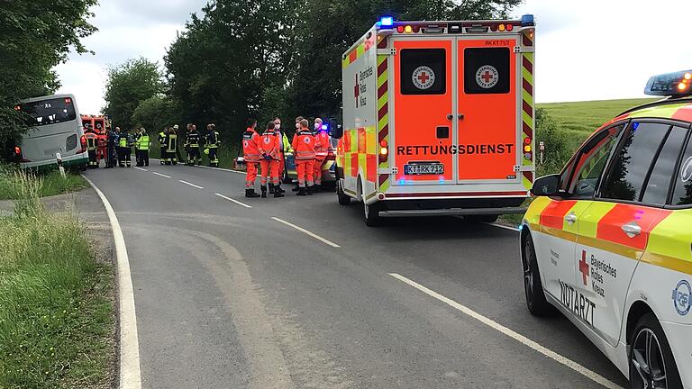Ein Schulbus verunglückte am Freitagmittag zwischen den Dettelbacher Stadtteilen Brück und Schernau. Die örtlichen Feuerwehren und der Rettungsdienst war mit einem Großaufgebot vor Ort, um die 22 Schulkinder im Bus zu versorgen und zu betreuen. Ein Schulbus verunglückte am Freitagmittag zwischen den Dettelbacher Stadtteilen Brück und Schernau. Die örtlichen Feuerwehren und der Rettungsdienst war mit einem Großaufgebot vor Ort, um die 22 Schulkinder im Bus zu versorgen und zu betreuen.