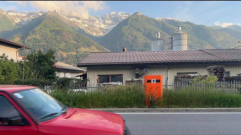 Radaranlage am Rand einer Straße       -  Unliebsame Post aus dem Urlaubsland könnte wieder ins Haus flattern. (Archivbild)