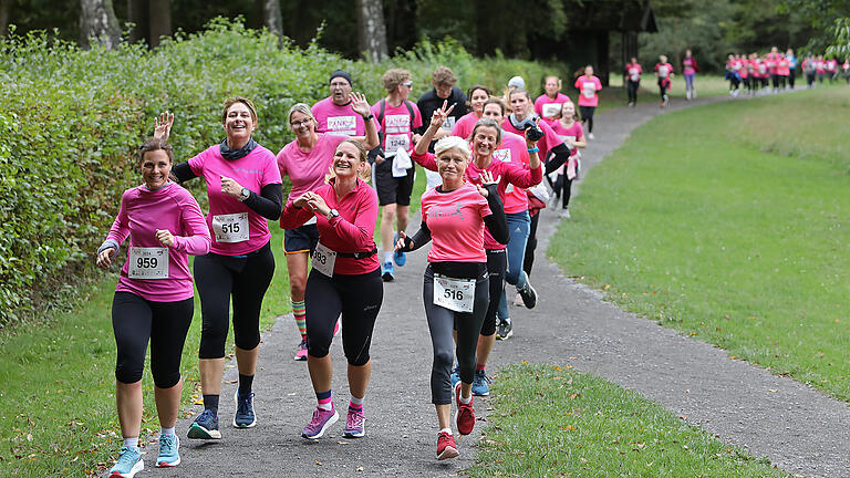 Pinklauf in Bad Brückenau wieder erfolgreich       -  Laufen beim Pinklauf in Bad Brückenau macht offensichtlich glücklich.