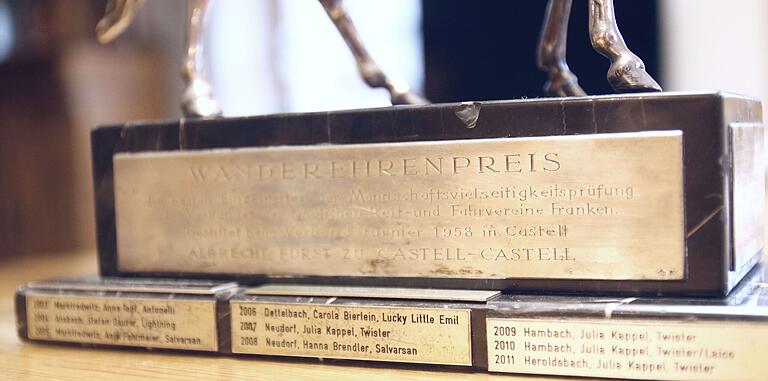 Der Fuß der Trophäe 'das silberne Pferd', der Wander-Ehrenpreis aus dem Hause zu Castell-Castell für den besten Reiter der fränkischen Mannschafts-Vielseitigkeitsprüfung zieht zum vierten Mal für ein Jahr bei Hanna Brendler ein. Das erste Mal war das 2008 der Fall, nach ihrem Sieg bei den fränkischen Meisterschaften in Neudorf mit ihrem Pferd Salvarsan, wie auf dem Sockel in der Mitte zu lesen ist. Der Fuß der Trophäe 'das silberne Pferd', der Wander-Ehrenpreis aus dem Hause zu Castell-Castell für den besten Reiter der fränkischen Mannschafts-Vielseitigkeitsprüfung zieht zum vierten Mal für ein Jahr bei Hanna Brendler ein. Das erste Mal war das 2008 der Fall, nach ihrem Sieg bei den fränkischen Meisterschaften in Neudorf mit ihrem Pferd Salvarsan, wie auf dem Sockel in der Mitte zu lesen ist.