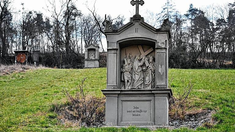 Die zweite Station des Retzstadter Kreuzwegs zeigt, wie Jesus das Kreuz aufgeladen wird.