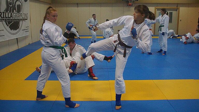 Trainingsintensives Hobby: Die Ju-Jutsuka Luisa Bauer (TG Höchberg, links) und Franziska Freudenberger (SV Oberdürrbach).