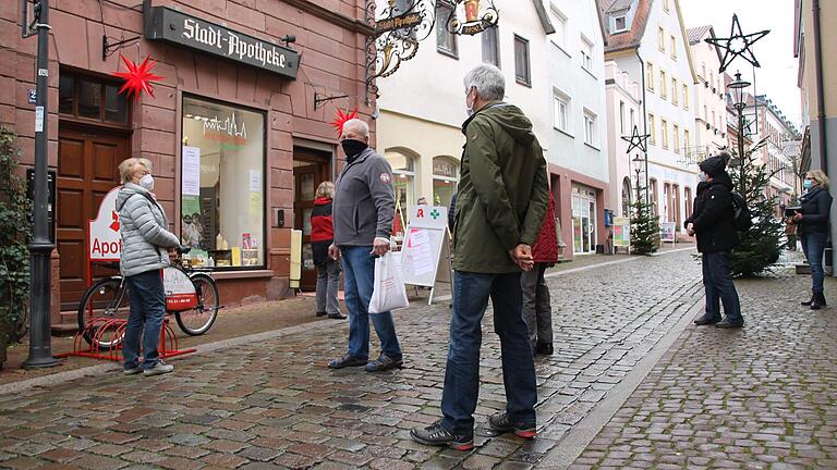 Vor der Stadtapotheke in Gemünden standen die Leute Schlange, um ihre FFP2-Masken abzuholen.