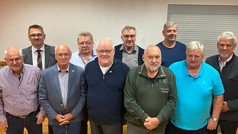 Ehrung des CSU-Ortsverbands Riedbach: (von links) Gerhard Guerra (40 Jahre), Bürgermeister Bernd Fischer, Horst-Dieter Wolf (50), Horst Schuhmann (40) Dr. Wolfgang Theissen (60), Günther Saal (35), Willibald Schlosser, Ewald Hochrein, Dieter Ankermüller (alle 40) und der Kreisvorsitzende Steffen Vogel.