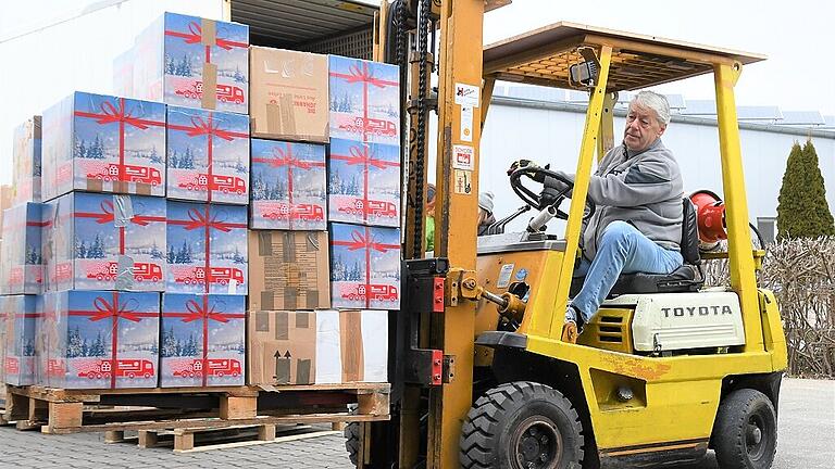 Von den Sammelstellen wurden die Päckchen zu den Logistiklagern gebracht.