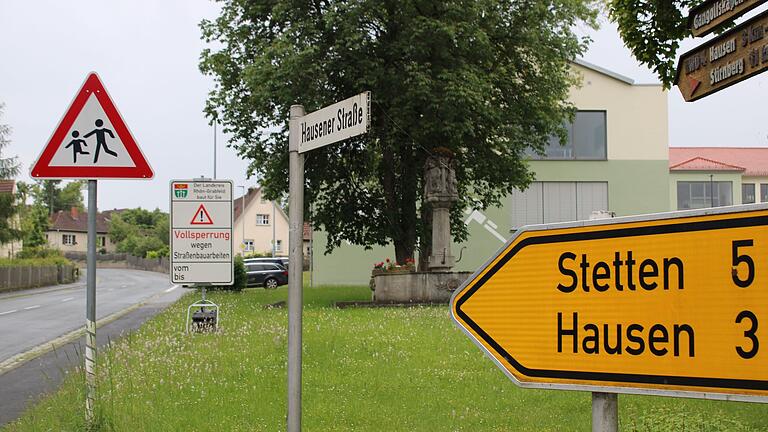 Die Informationstafeln stehen bereits, aktuell noch ohne Datumsangabe. Ab Anfang August beginnen die Bauarbeiten ab der Kreuzung Bahnhofstraße -  Hausener Straße. Dafür wird die Kreuzung für rund vier Wochen gesperrt.&nbsp;