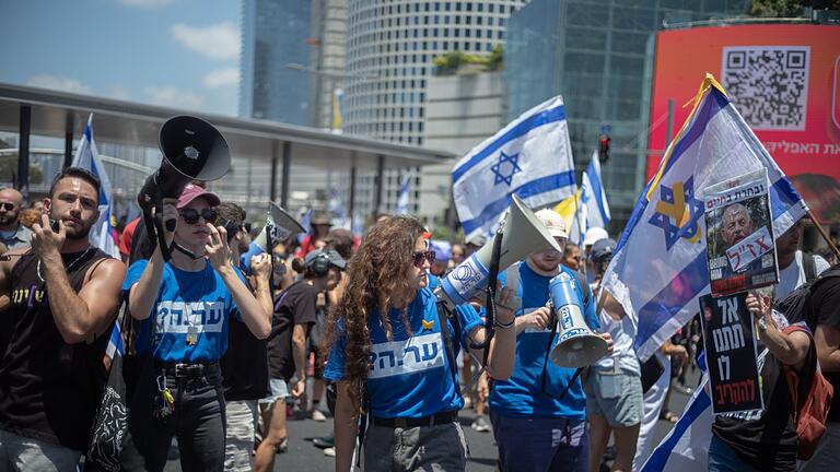 Nahostkonflikt - Tel Aviv       -  Die Proteste haben auch Auswirkungen auf den Berufsverkehr.