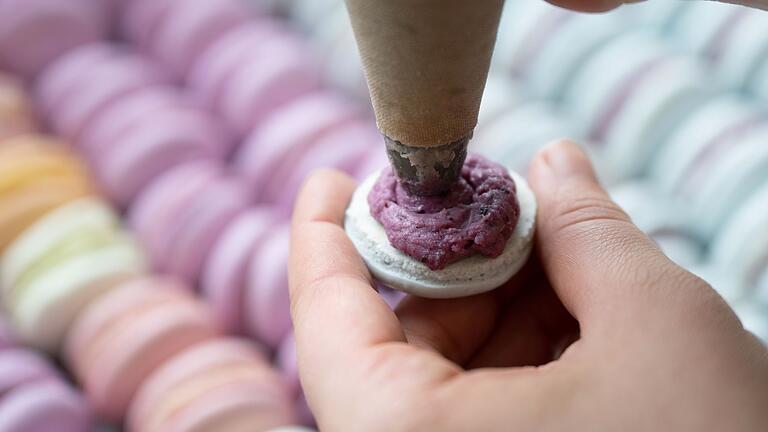 Macaron - Das Baisergebäck Macaron wird in einer Bäckerei mit einer Spritztüte befüllt. (Archivbild) Macaron - Das Baisergebäck Macaron wird in einer Bäckerei mit einer Spritztüte befüllt. (Archivbild)