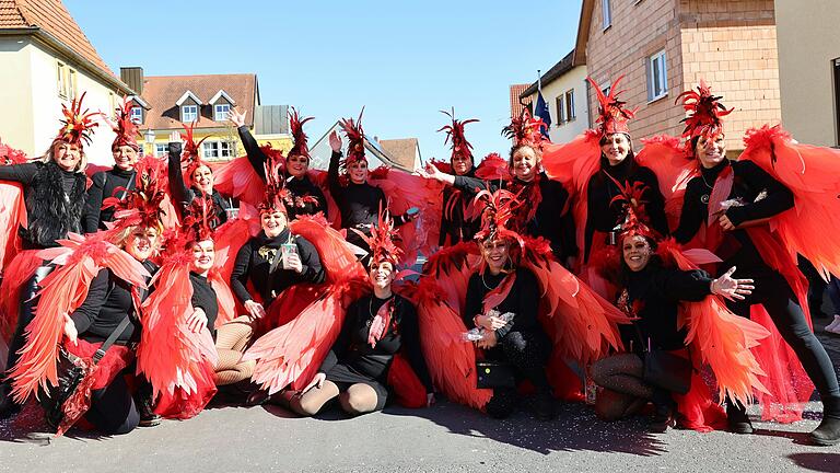 Rot die alles bestimmende Farbe bei den freien Frauen Unterspiesheims. Rot die alles bestimmende Farbe bei den freien Frauen Unterspiesheims.