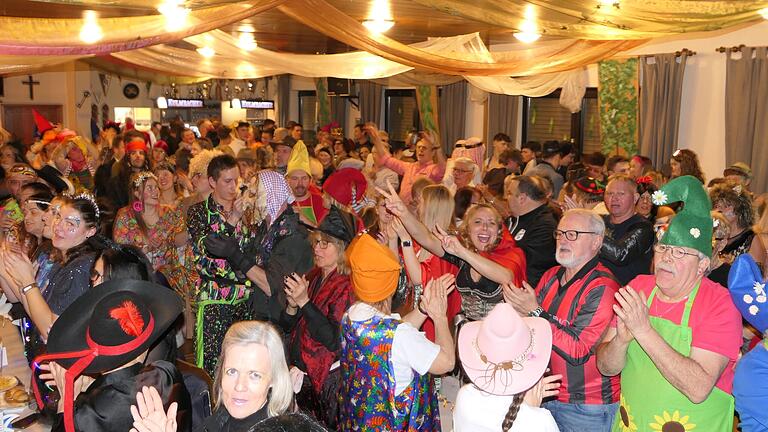 Bei den Zeller Büttensitzungen herrschte im Sportheim beste Stimmung.