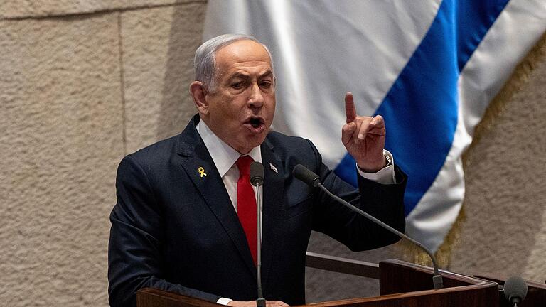 33vfj7fa7v-v3-ax-s2048.jpeg - Israels Ministerpräsident Benjamin Netanjahu spricht vor Gesetzgebern in der Knesset, dem israelischen Parlament. 33vfj7fa7v-v3-ax-s2048.jpeg - Israels Ministerpräsident Benjamin Netanjahu spricht vor Gesetzgebern in der Knesset, dem israelischen Parlament.
