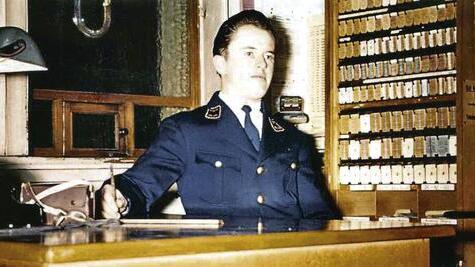 Lang, lang ist's her: Adolf Kieslich in den 1970er Jahren, als die Fahrkarten noch aus kleinen Kartons bestanden und er noch eine Uniform trug. Lang, lang ist's her: Adolf Kieslich in den 1970er Jahren, als die Fahrkarten noch aus kleinen Kartons bestanden und er noch eine Uniform trug.