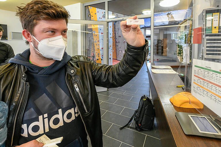 Die Kletterer müssen Maske tragen, Abstand beachten und einen Test vor Halleneintritt machen. Die Kletterer müssen Maske tragen, Abstand beachten und einen Test vor Halleneintritt machen.