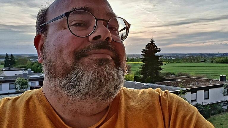 Ein Selfie für seine Facebook-Seite: Volker Hensel auf seinem Balkon in Gochsheim. Ein Selfie für seine Facebook-Seite: Volker Hensel auf seinem Balkon in Gochsheim.