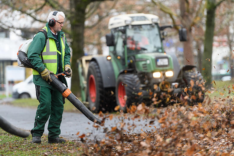 In Würzburg nutzen Mitarbeiter des städtischen Gartenamtes Laubbläser, wie hier im Park am Berliner Ring.