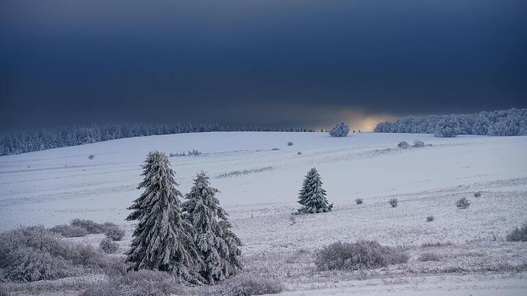 Frostige Landschaft auf der Wasserkuppe und am Roten Moor in der Rhön: Ab Montag kommt warme Luft in die Region und bringt Regen mit, der auf den gefrorenen Böden zu Blitzeis wird. Frostige Landschaft auf der Wasserkuppe und am Roten Moor in der Rhön: Ab Montag kommt warme Luft in die Region und bringt Regen mit, der auf den gefrorenen Böden zu Blitzeis wird.