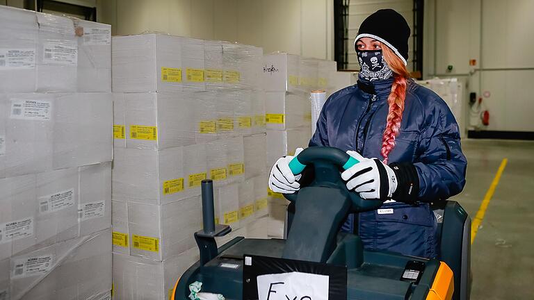 Thermokleidung gehört für die Beschäftigten im Tiefkühlbereich des Logistik-Zentrums zur Arbeitskluft. Auf diese Weise warm eingepackt, steuert Eva Nell ihr Fahrzeug bei minus 24 Grad.