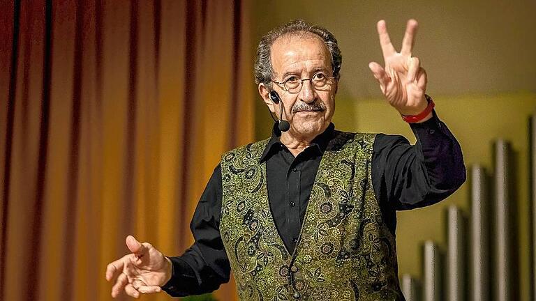 Rafik Schami ist ein begnadeter Erzähler. Im Celtis-Gymnasium ging es auf Einladung der Vogel-Buchhandlung um &bdquo;Sophia oder der Anfang aller Geschichten.&ldquo;