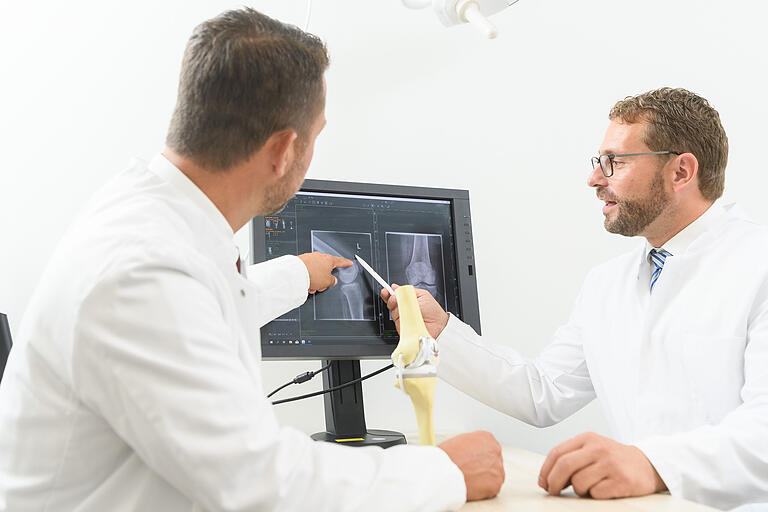 Gemeinsame Besprechung und Planung einer Operation: Privatdozent Dr. Arne Berner (links) und Prof. Dr. Andre Steinert. Gemeinsame Besprechung und Planung einer Operation: Privatdozent Dr. Arne Berner (links) und Prof. Dr. Andre Steinert.