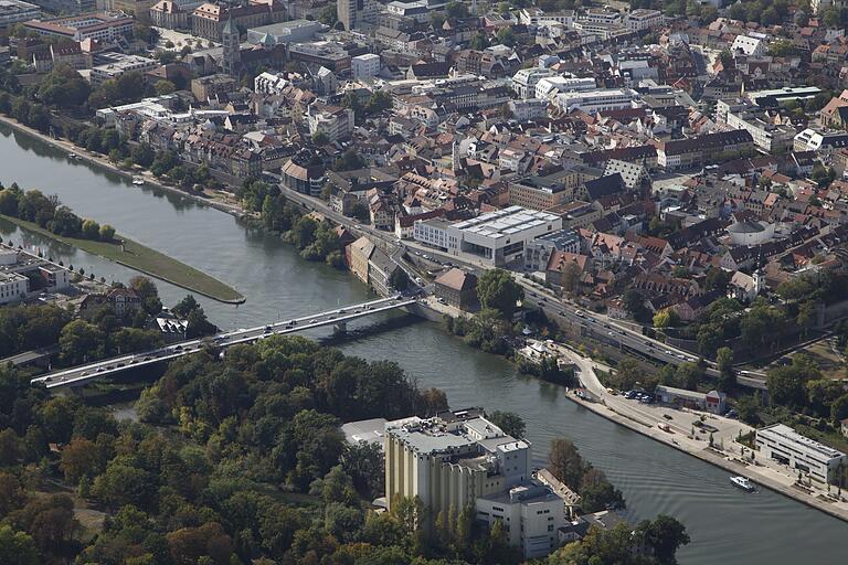 Blick auf Maininsel, Cramermühle und Mainufer, aufgenommen im September 2018 bei einem Zeppelin-Flug. Blick auf Maininsel, Cramermühle und Mainufer, aufgenommen im September 2018 bei einem Zeppelin-Flug. 