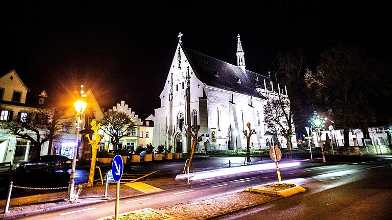 Seit dem 16. Dezember galt auch im Haßbergkreis die Ausgangssperre ab 21 Uhr. Seit diesem Montag ist diese Beschränkung aufgehoben. Das Foto zeigt den leergefegten Floriansplatz und die Ritterkapelle in Haßfurt. Seit dem 16. Dezember galt auch im Haßbergkreis die Ausgangssperre ab 21 Uhr. Seit diesem Montag ist diese Beschränkung aufgehoben. Das Foto zeigt den leergefegten Floriansplatz und die Ritterkapelle in Haßfurt.