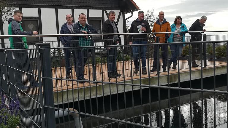 Die Bürgermeister der acht Allianzgemeinden begutachten die diesjährigen Kleinprojekte. Hier besuchen sie den Löschweiher in Platz. Foto: Uwe Schmidt       -  Die Bürgermeister der acht Allianzgemeinden begutachten die diesjährigen Kleinprojekte. Hier besuchen sie den Löschweiher in Platz. Foto: Uwe Schmidt
