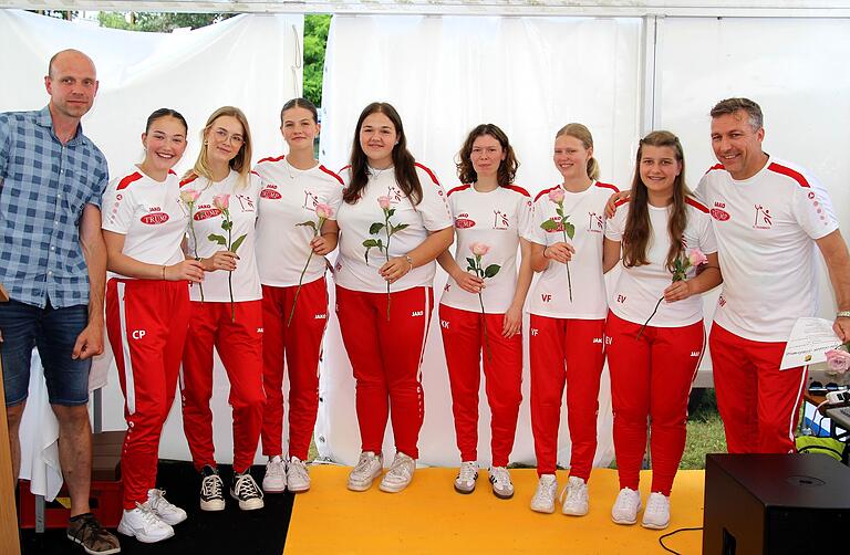 Die Korbball-U19 des FC Feuerbach wurde Meister und stieg in die Bezirksliga auf. Für den größten Erfolg in der Vereinsgeschichte gab es für die Aktiven und ihren Trainer Stefan Warta (rechts) beim Jubiläum Blumen vom Vorsitzenden Thomas Appoldt (links).