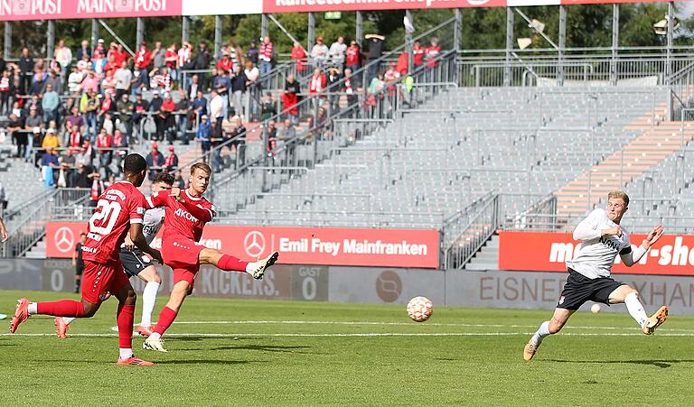 Da war die Kickers-Welt in Ordnung: Moritz Hannemann zieht ab und trifft zum 1:0 für die Würzburger. Da war die Kickers-Welt in Ordnung: Moritz Hannemann zieht ab und trifft zum 1:0 für die Würzburger.