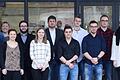 Die 24 erfolgreichsten Berufsschulabsolventen der Winterprüfung 2016/17 mit (von rechts) Lohrs dritter Bürgermeisterin Ruth Steger, Landratsstellvertreter Harald Schneider und Berufsschulleiterin Dagmar Beck-Ruf.