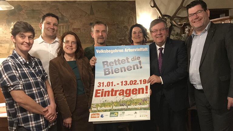 Gehen motiviert in die heiße Phase des Volksbegehrens: ÖDP Kreisrätin Viktoria Marold, Bürgermeister Michael Sedelmayer (Gast), die Vertreter des BN Gerda Rösch, Thomas Herpich und Beatrix Radke, SPD MdL Volkmar Halbleib und der Sprecher des Aktionsbündnisses Matthias Henneberger (von links) bei der Gründung des Aktionsbündnis „Rettet die Bienen“ im Landkreis Würzburg Gehen motiviert in die heiße Phase des Volksbegehrens: ÖDP Kreisrätin Viktoria Marold, Bürgermeister Michael Sedelmayer (Gast), die Vertreter des BN Gerda Rösch, Thomas Herpich und Beatrix Radke, SPD MdL Volkmar Halbleib und der Sprecher des Aktionsbündnisses Matthias Henneberger (von links) bei der Gründung des Aktionsbündnis „Rettet die Bienen“ im Landkreis Würzburg