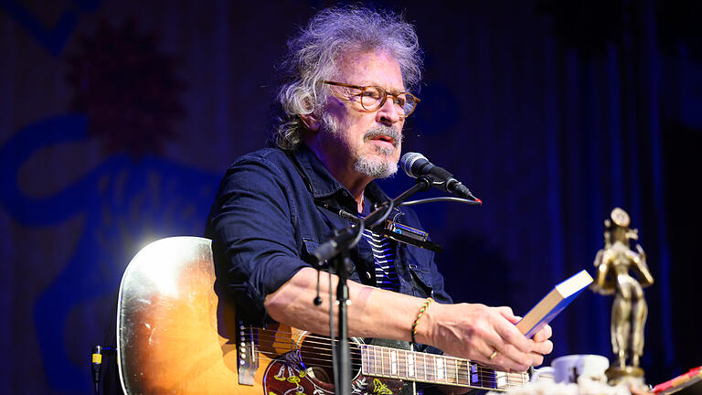Der Musiker Wolfgang Niedecken tritt am Samstag (28.10.23) in den Mainfrankensälen in Veitshöchheim auf. Ein literarisch-musikalisches Special rund um Dylan, Niedecken und BAP. Es gibt sicher keinen anderen deutschen Musiker, der eine solche Nähe zu Bob Dylan hat, wie Wolfgang Niedecken. Seit Jahrzehnten prägt er mit seiner Band BAP und als Solomusiker die deutschsprachige Rockmusik und setzt sich dabei immer wieder mit dem Werk Bob Dylans auseinander.