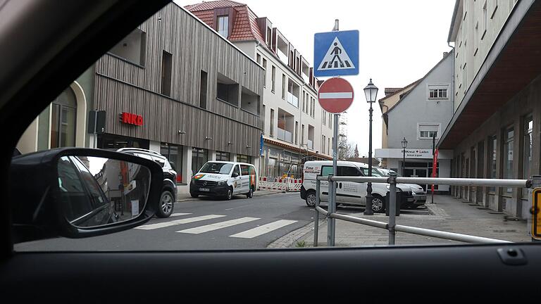 Die Sichtachse an der Kreuzung Falterstraße/Am Stadtgraben ist auch nach Ende der Baustelle nach rechts hin deutlich eingeschränkt. Die Sichtachse an der Kreuzung Falterstraße/Am Stadtgraben ist auch nach Ende der Baustelle nach rechts hin deutlich eingeschränkt.