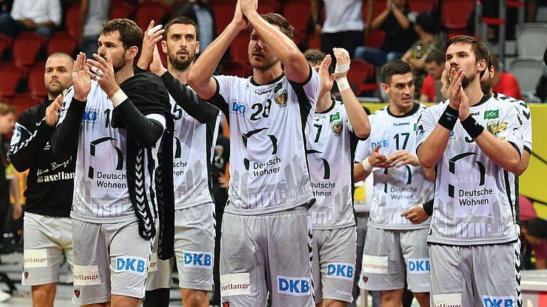 Hattrick verpasst       -  Die Spieler von den Füchsen Berlin mit bedanken sich nach dem Spiel bei den Zuschauern.