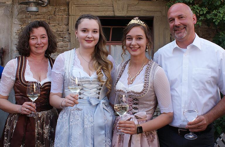 Vor der offiziellen Eröffnung des Weinfests fand der Empfang der Weinprinzessin in der Villa Sommerach statt. Mit dabei war auch die Familie von Weinprinzessin Anna-Lena Zehnter.