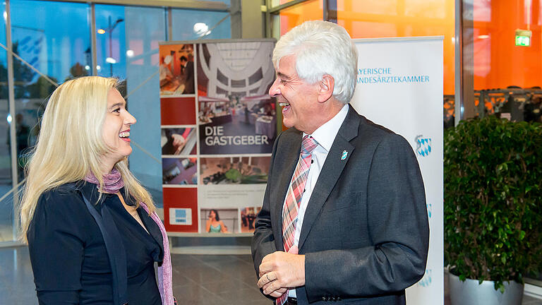Gesundheitsministerin Melanie Huml im Gespräch mit dem Präsidenten der Bayerischen Ärztekammer, Max Kaplan