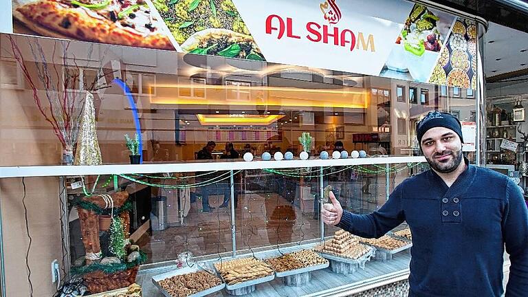 „Al Sham' (dt. 'Damaskus'),heißt der neue Imbiss mit syrisch-arabischen Spezialitäten in der Wolfsgasse, den die syrische Flüchtlingsfamilie Khaled eröffnet hat. Im Bild der Inhaber Maher Khaled (25 Jahre alt). „Al Sham' (dt. 'Damaskus'),heißt der neue Imbiss mit syrisch-arabischen Spezialitäten in der Wolfsgasse, den die syrische Flüchtlingsfamilie Khaled eröffnet hat. Im Bild der Inhaber Maher Khaled (25 Jahre alt).