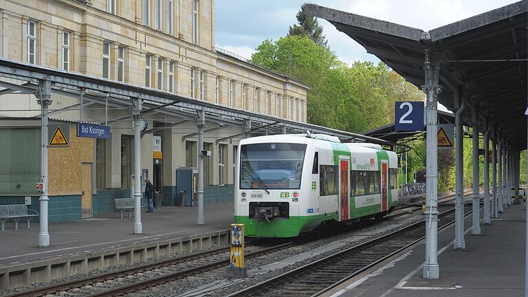 Eigentlich bezeichnet die Zwei rechts im Bild ja nur einen Bahnsteig auf dem Bad Kissinger Bahnhof. Für das Abschneiden im Qualitätsranking der Bayerischen Eisenbahngesellschaft passt die Zahl aber auch sehr gut. Denn da belegt der Kissinger Stern mit sehr gutem Punktwert Platz zwei. Eigentlich bezeichnet die Zwei rechts im Bild ja nur einen Bahnsteig auf dem Bad Kissinger Bahnhof. Für das Abschneiden im Qualitätsranking der Bayerischen Eisenbahngesellschaft passt die Zahl aber auch sehr gut. Denn da belegt der Kissinger Stern mit sehr gutem Punktwert Platz zwei.