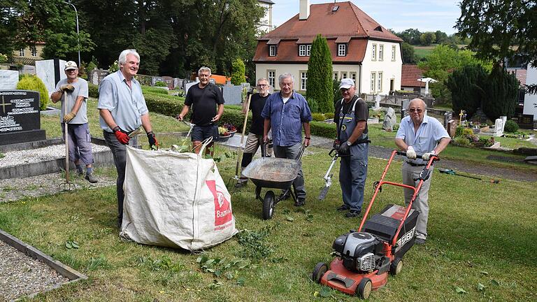 Mit Hingabe, Zeit und Ideen kümmern sich seit zehn Jahren einige Männer ehrenamtlich um die Pflege des Obbacher Friedhofs: (von links) Dieter Blüml, Heinz Fredrich, Ewald Schirmer, Dieter Keßler, Manfred Hußlein, Jerry White und Klaus-Peter Müller. Es fehlen Jürgen Bienmüller, Roland Wolf und Kurt Hub. Mit Hingabe, Zeit und Ideen kümmern sich seit zehn Jahren einige Männer ehrenamtlich um die Pflege des Obbacher Friedhofs: (von links) Dieter Blüml, Heinz Fredrich, Ewald Schirmer, Dieter Keßler, Manfred Hußlein, Jerry White und Klaus-Peter Müller. Es fehlen Jürgen Bienmüller, Roland Wolf und Kurt Hub.