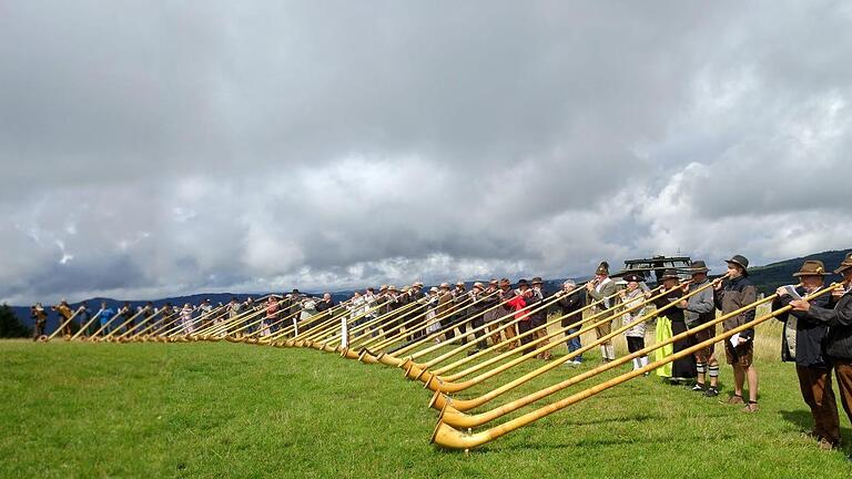 Zum 25-jährigen Bestehen spielten die „Alphornbläser Schwarze Berge“ zusammen mit Bläsern der befreundeten Alphornvereine an der Kissinger Hütte.       -  Zum 25-jährigen Bestehen spielten die „Alphornbläser Schwarze Berge“ zusammen mit Bläsern der befreundeten Alphornvereine an der Kissinger Hütte.