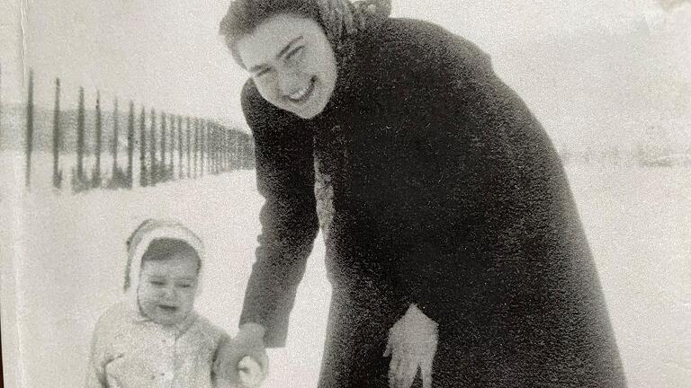 Als Idylle im Schatten des Todes bezeichnete Ausschwitz-Überlebende Eva Umlauf das Zwangsarbeitslager Nováky, in dem sie geboren wurde. Das Foto zeigt die kleine Eva mit ihrer Mutter kurz vor beider Deportation nach Auschwitz. Als Idylle im Schatten des Todes bezeichnete Ausschwitz-Überlebende Eva Umlauf das Zwangsarbeitslager Nováky, in dem sie geboren wurde. Das Foto zeigt die kleine Eva mit ihrer Mutter kurz vor beider Deportation nach Auschwitz.